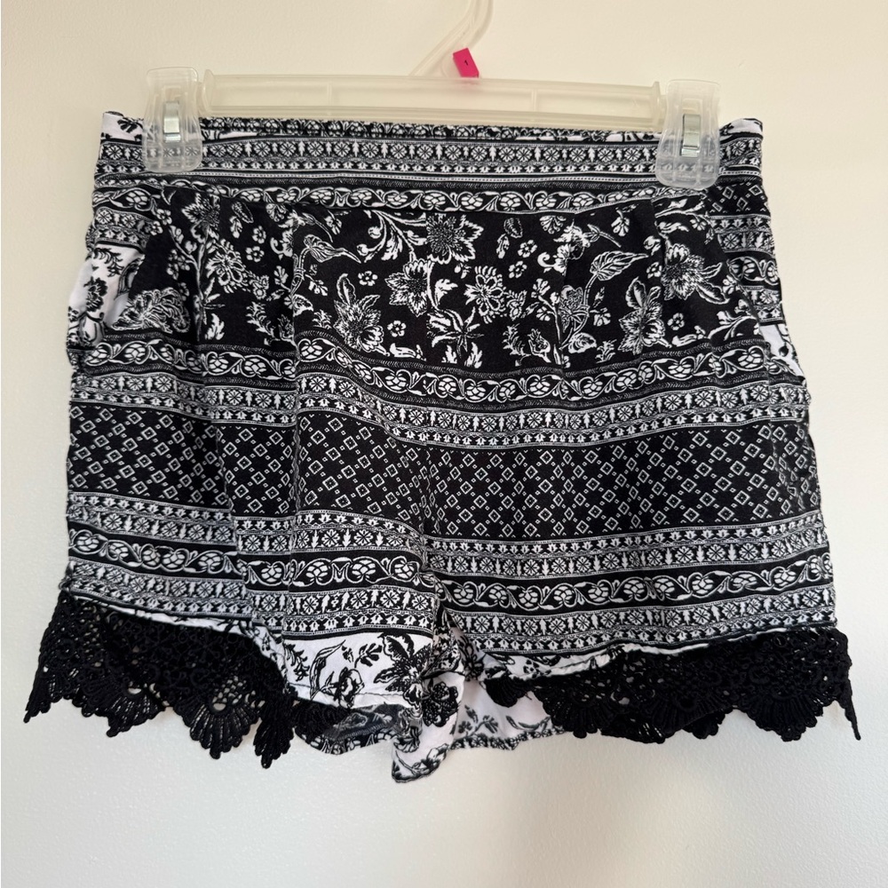 A. Byer Black and White Aztec Print Shorts with Lace Trim Women's Size Small EUC